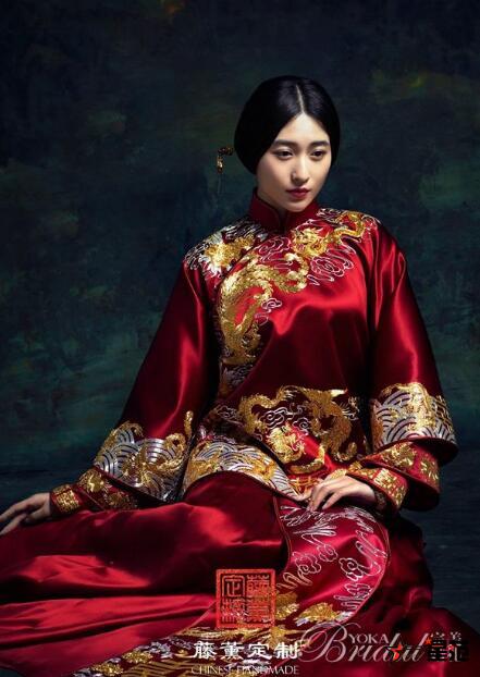 “珠压腰衱稳称身”的中式嫁衣 人和衣服的完美融合