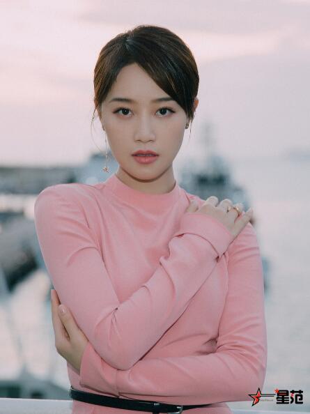 蓝盈莹出席电影《紧急救援》发布会 粉色开衩长裙气质温婉